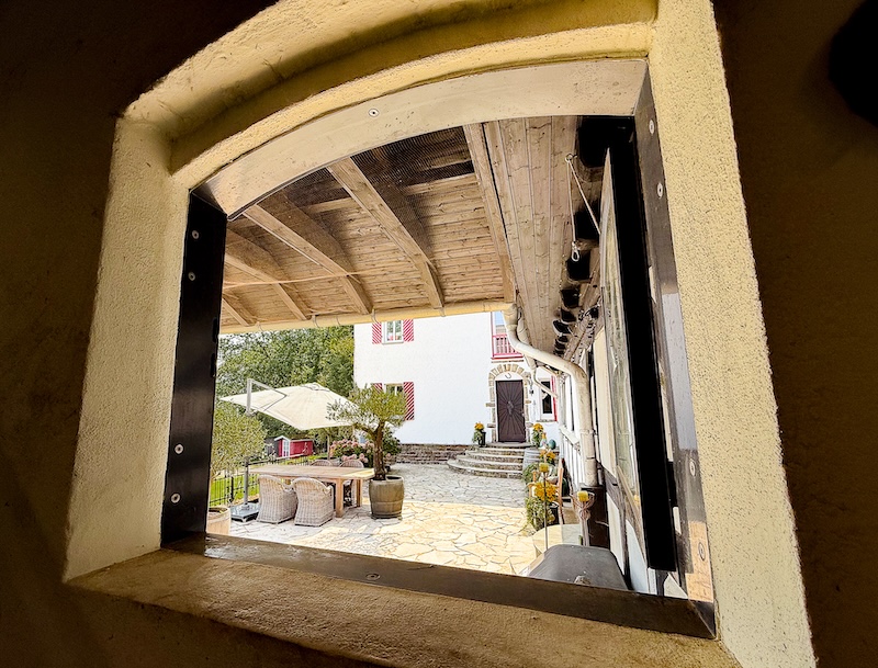 Blick aus der Pferdebox in den Innenhof