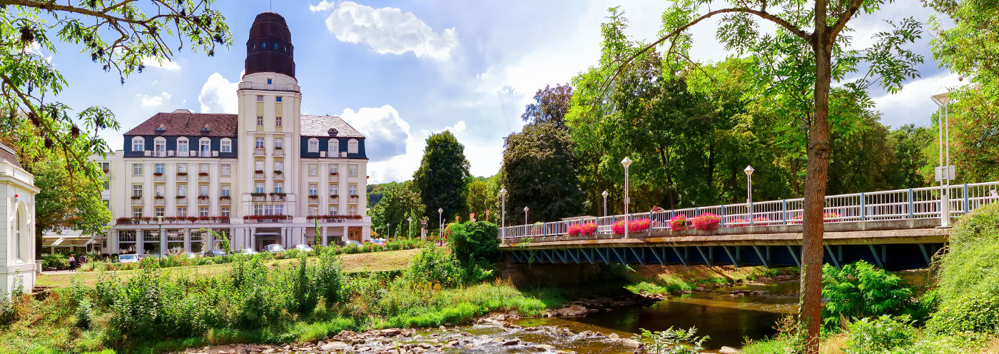 Kurbrücke und Steigenberger Hotel in Bad Neuenahr