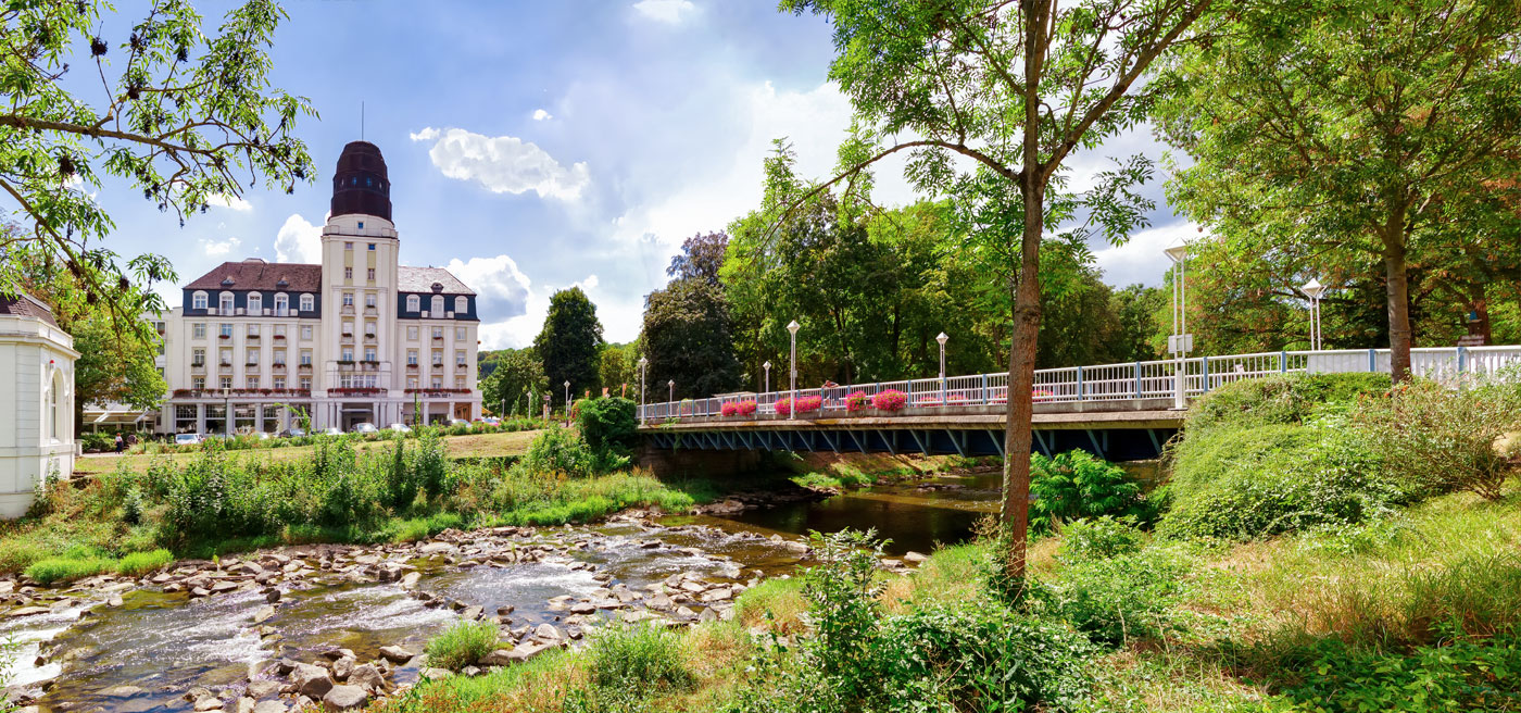 Kurbrücke und Hotel Steigenberger in Bad Neuenahr